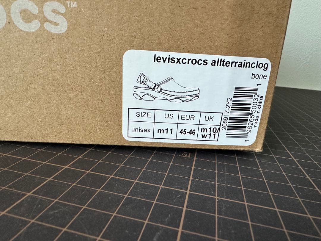 LEVI’S x crocs allterrainclog US11 DENIM