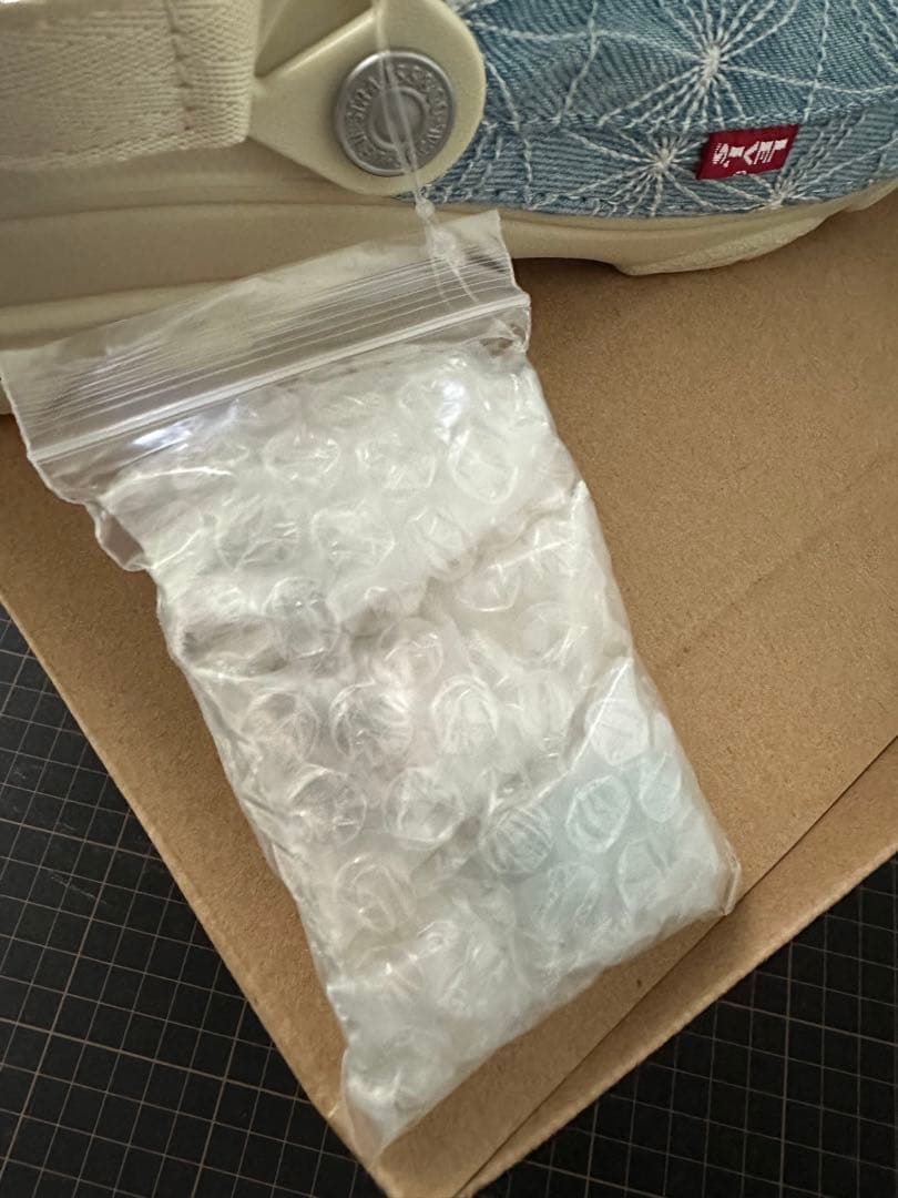 LEVI’S x crocs allterrainclog US11 DENIM