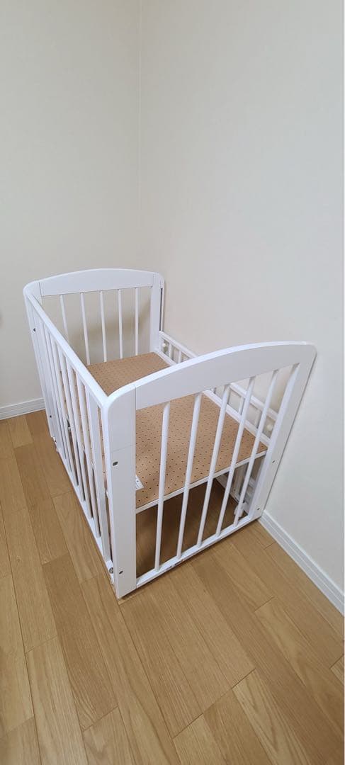 送料込み❤︎ カトージ　ホワイト木製　ミニベビーベッド　キャスター付き　90×60