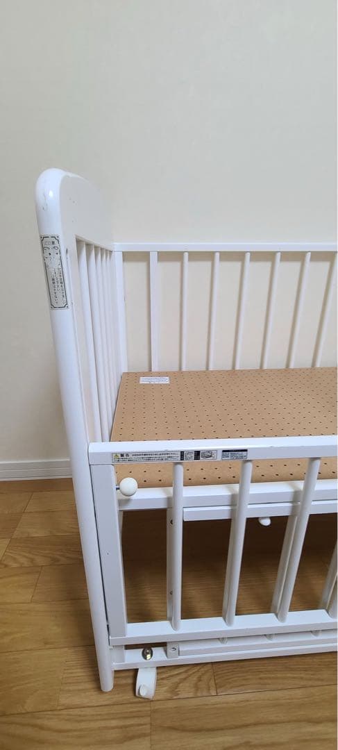 送料込み❤︎ カトージ　ホワイト木製　ミニベビーベッド　キャスター付き　90×60