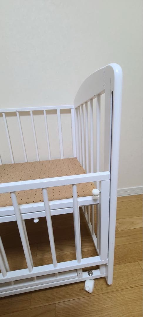 送料込み❤︎ カトージ　ホワイト木製　ミニベビーベッド　キャスター付き　90×60