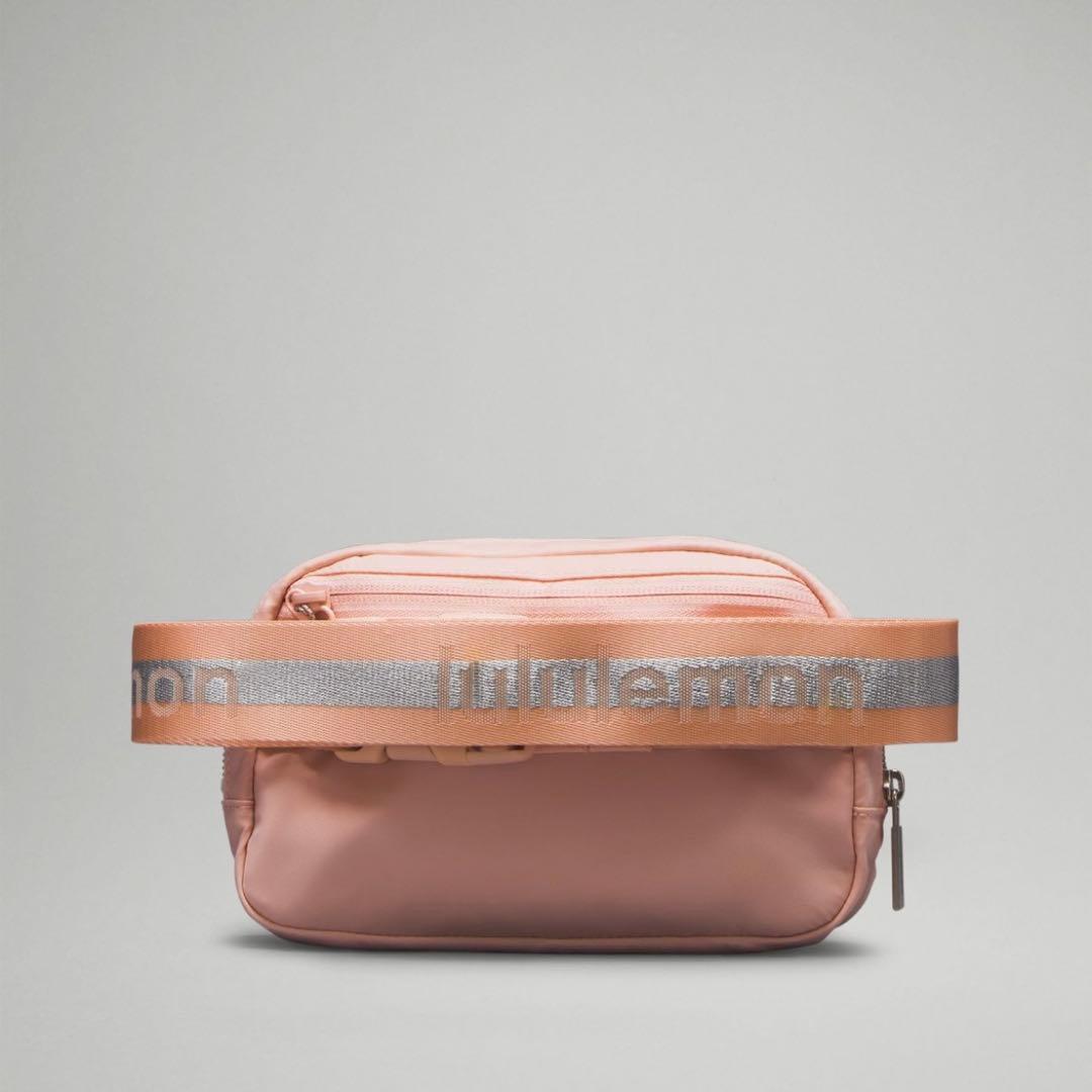 新品 ルルレモンlululemonレディースピンク ボディバッグ　ウエストポーチ