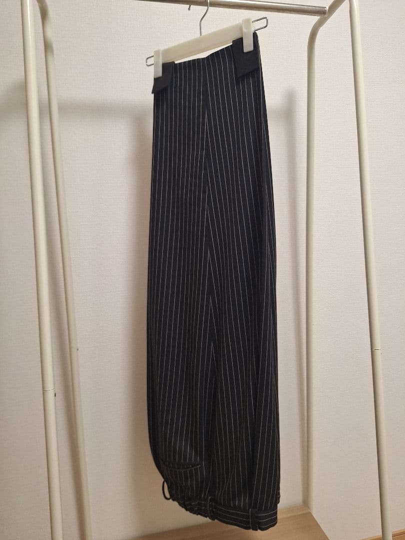 ストライプ柄リラックスフィットスラックス