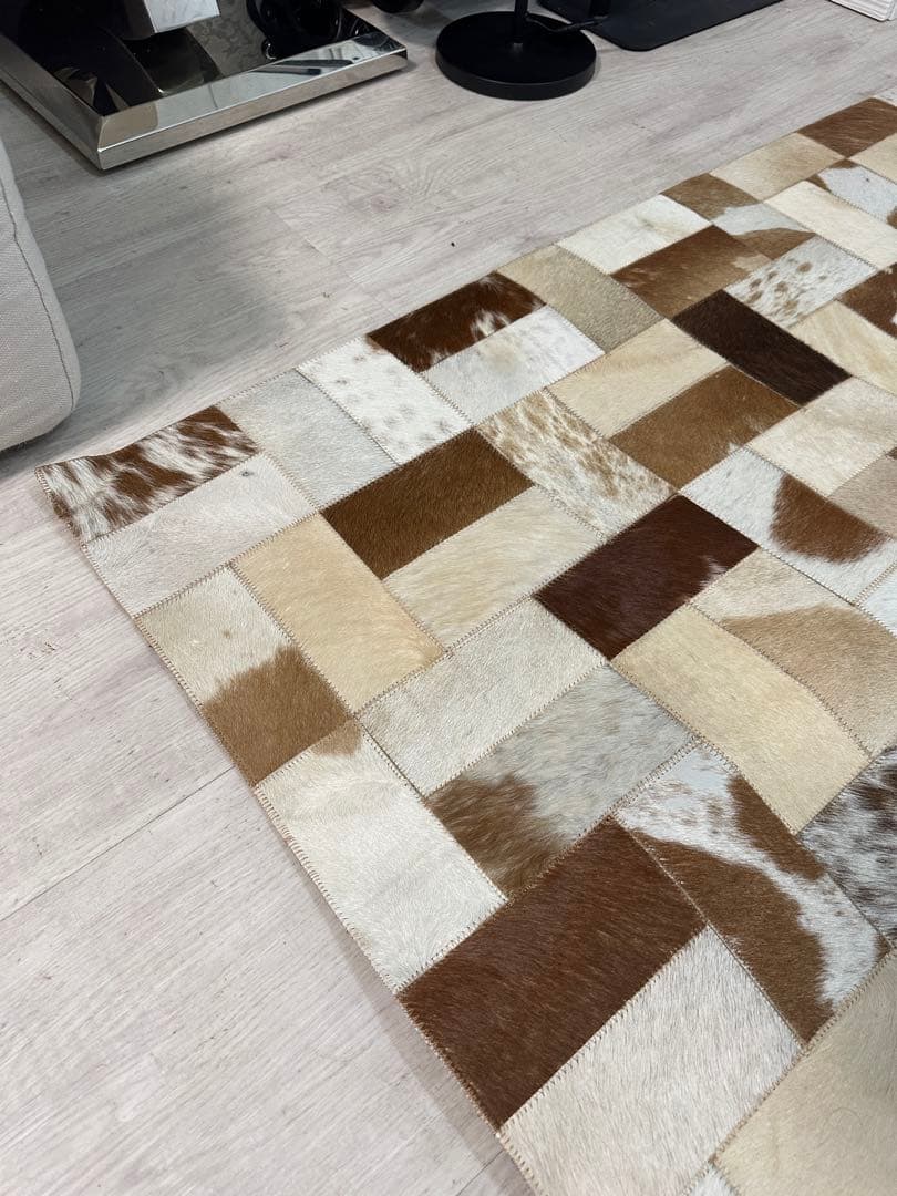 【東京都内23区配送無料】定価8万円　牛革　ラグ　カーペット　パッチワーク　絨毯