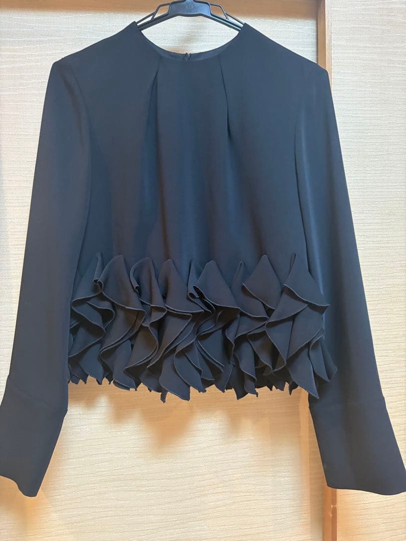 ルルウィルビー　ラッフルコサージュブラウス　ブラック　アルアバイル