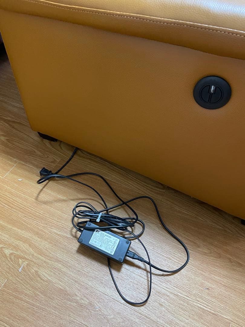 送料込！ニトリ　キャメル色 レザー本革1人用電動リクライニングソファービリーバー