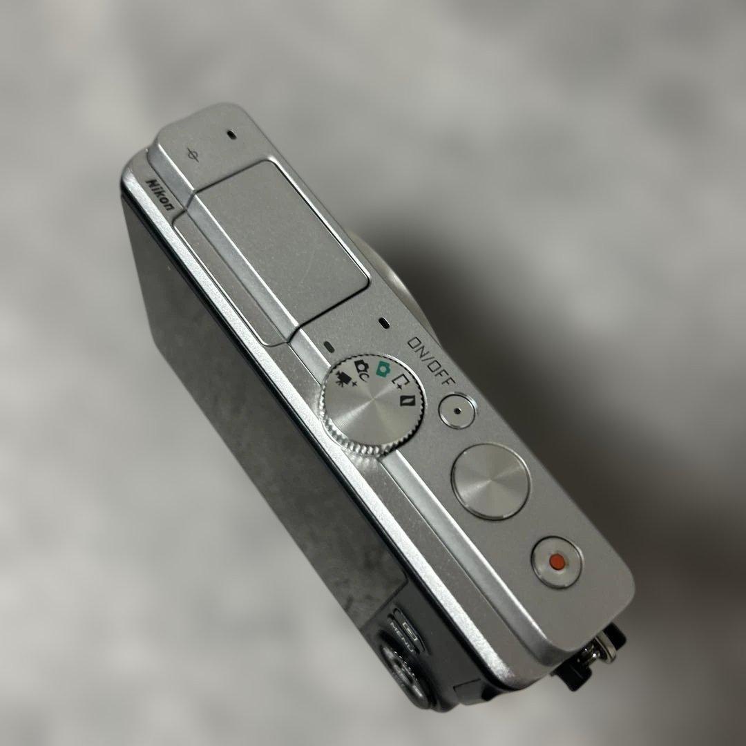 「美品」Nikon 1 J4 ミラーレスカメラ ダブルズームキット