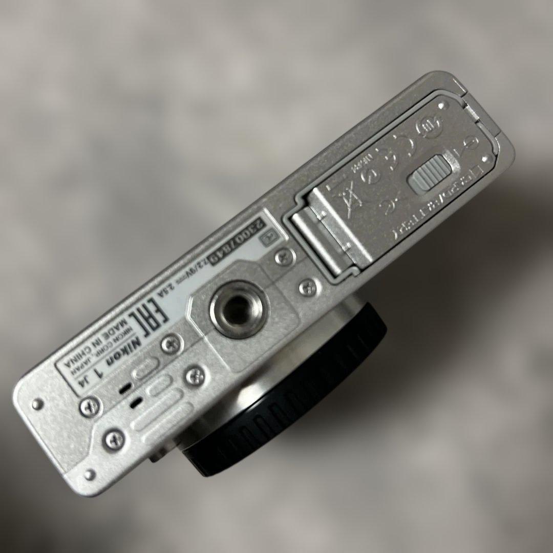 「美品」Nikon 1 J4 ミラーレスカメラ ダブルズームキット