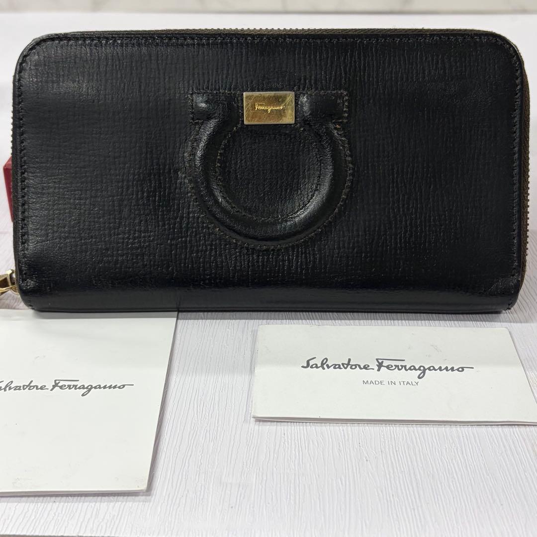 新品同様‼️ サルヴァトーレフェラガモ　長財布　ガンチーニ　ラウンドファスナー