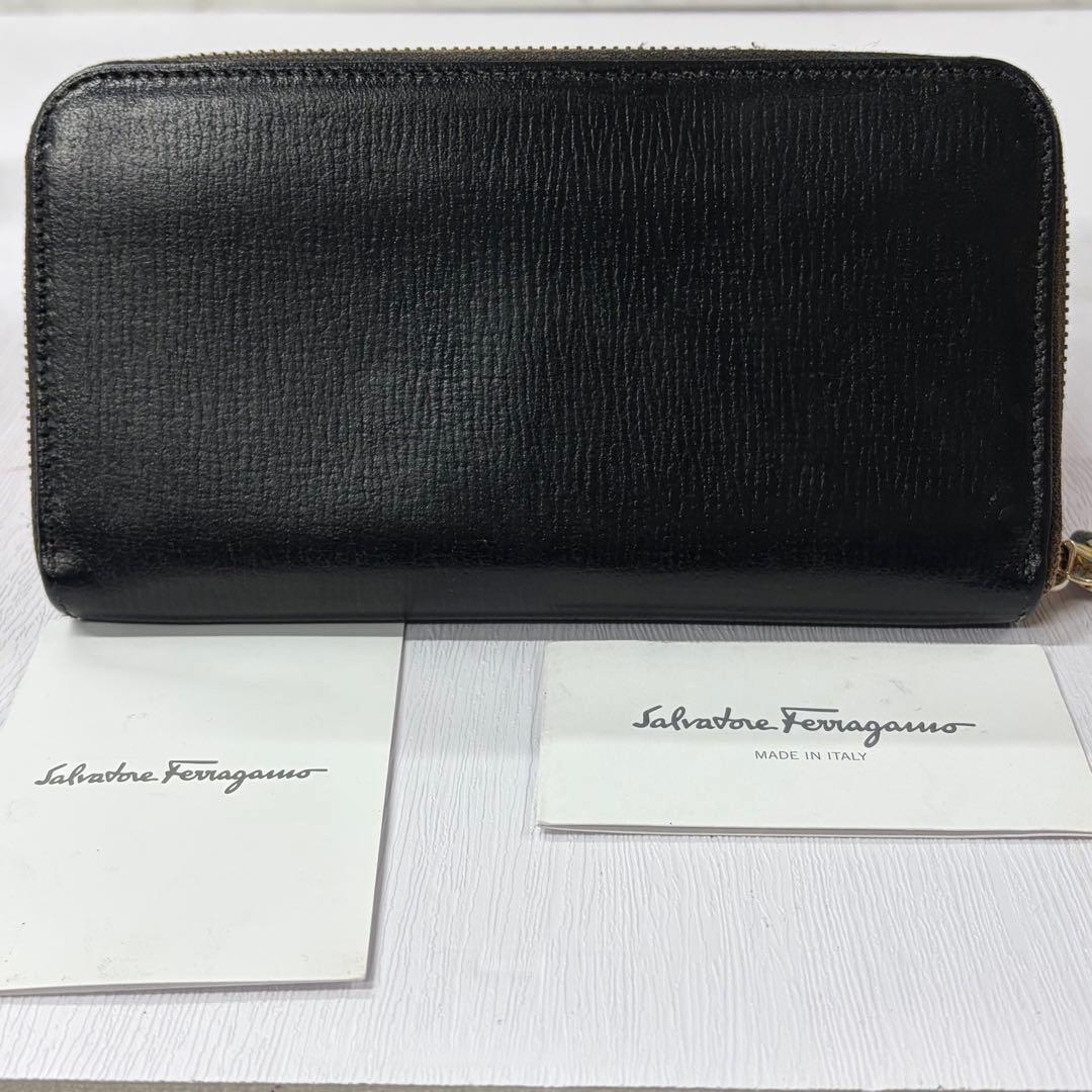 新品同様‼️ サルヴァトーレフェラガモ　長財布　ガンチーニ　ラウンドファスナー