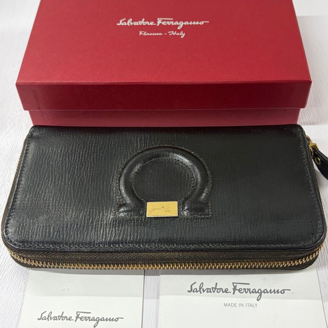新品同様‼️ サルヴァトーレフェラガモ　長財布　ガンチーニ　ラウンドファスナー