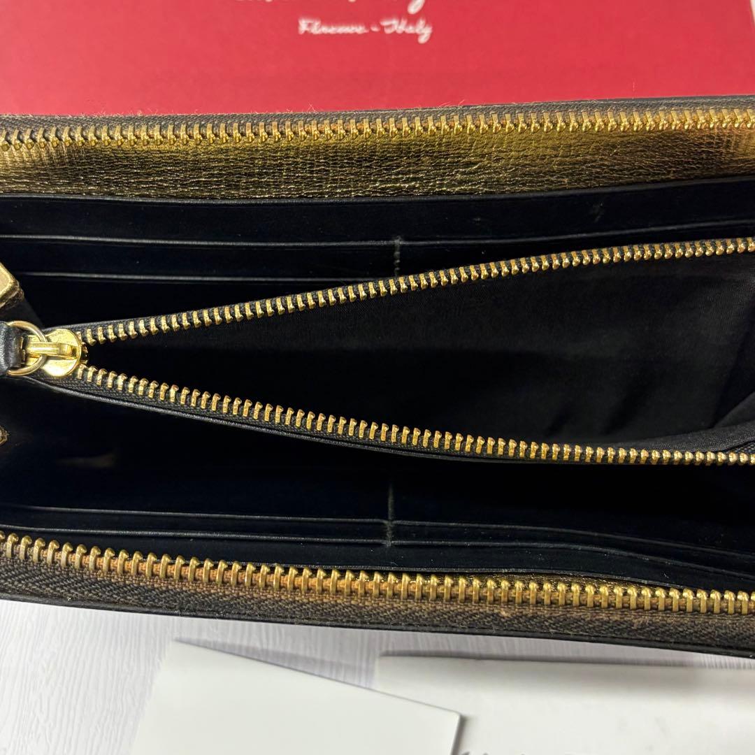 新品同様‼️ サルヴァトーレフェラガモ　長財布　ガンチーニ　ラウンドファスナー