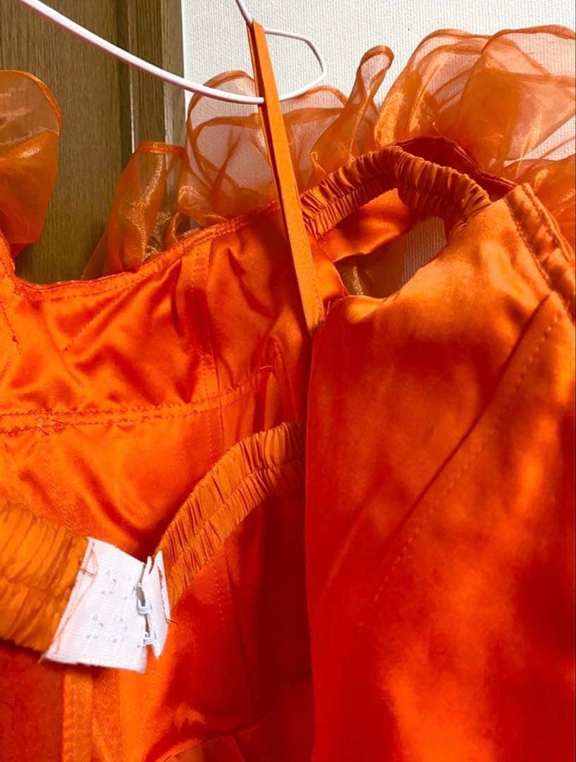 オレンジ フリル付きオフショルダードレス