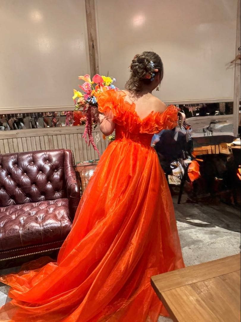 オレンジ フリル付きオフショルダードレス