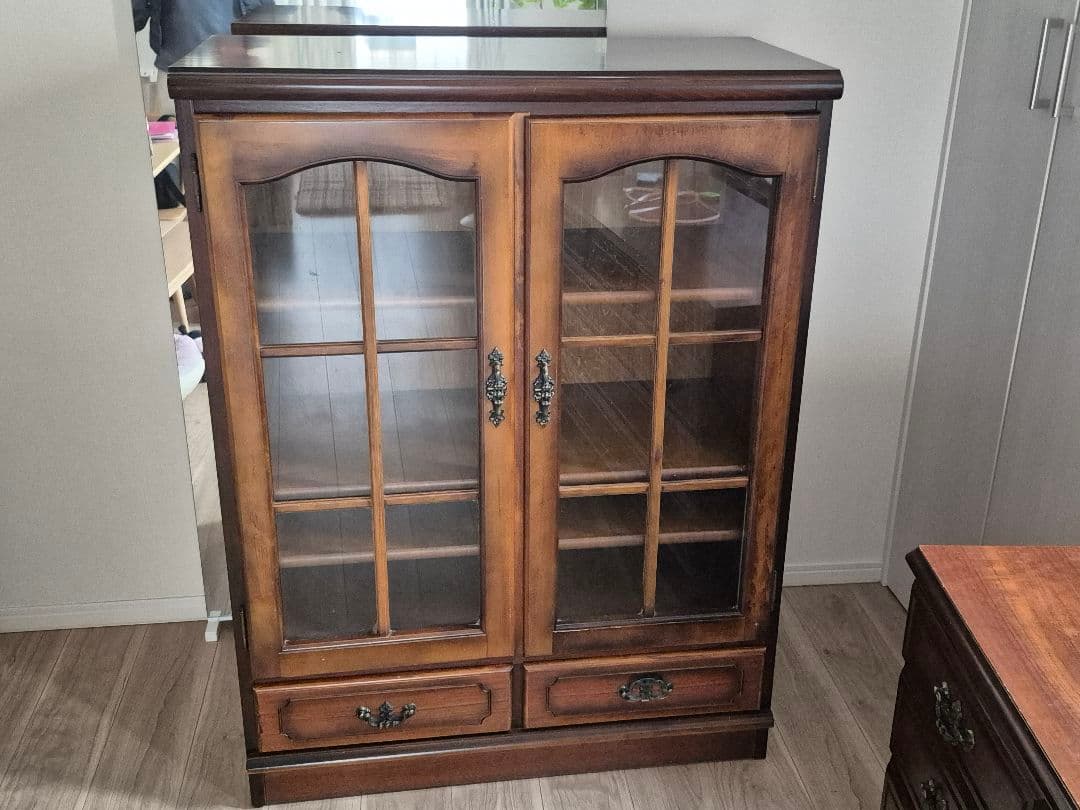 カリモク アンティーク コロニアルサイドボード ガラス扉 2引き出し付き