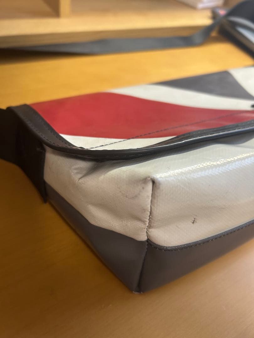 【美品】FREITAG メッセンジャーバッグ ホワイト/レッド/グレー