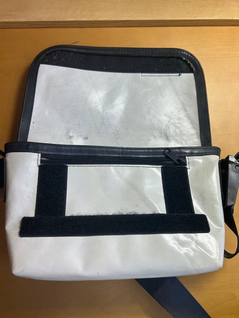 【美品】FREITAG メッセンジャーバッグ ホワイト/レッド/グレー