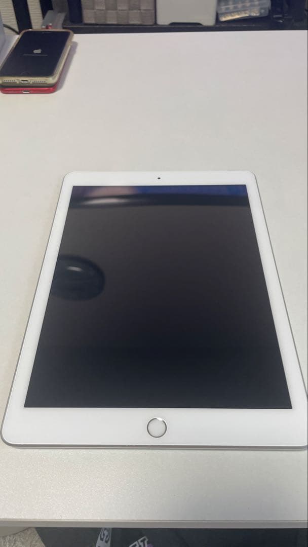 Apple iPad 第5世代 シルバー 本体　Wi-Fi + Cellular