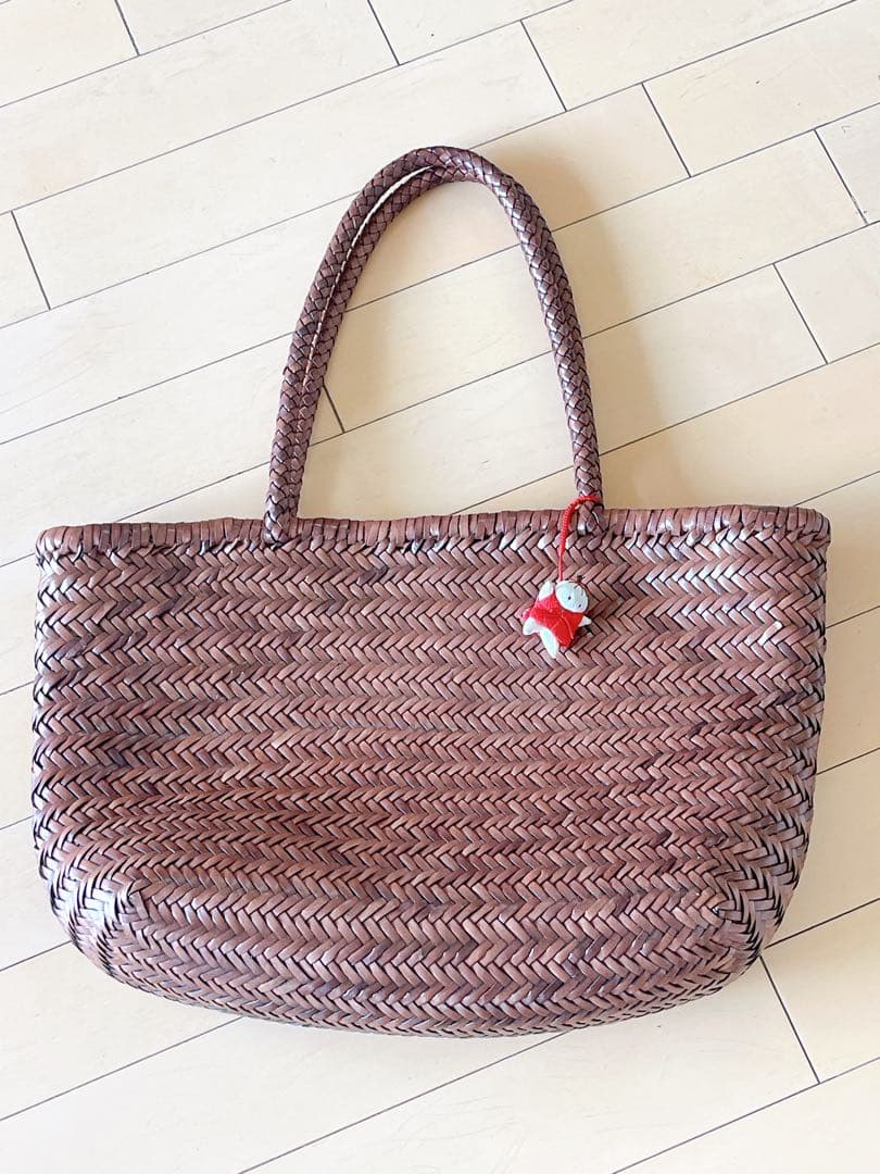 レザーブラウン編み込みトートバッグ　チャーム付き