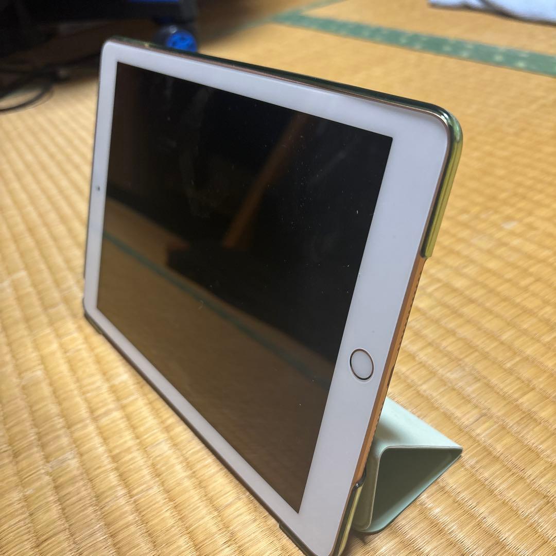 iPad (第6世代) 10.2インチ シルバー　スタンドダードケース付き