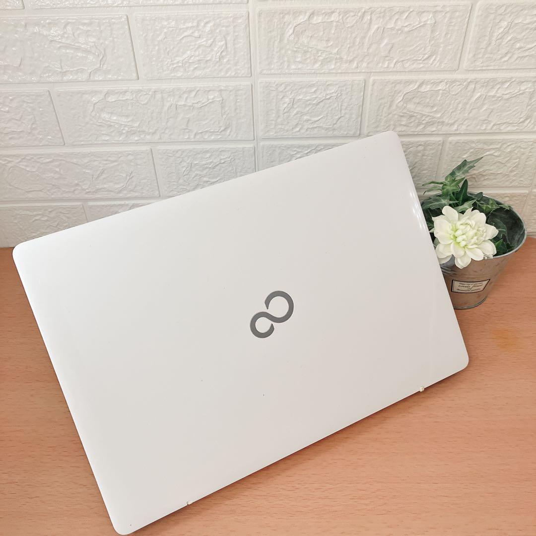 Windows11✨SSDで快適☘️カメラ付すぐ使える白ノートパソコン