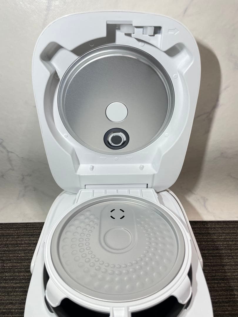 975 東芝 3合炊き IHジャー炊飯器 ホワイト 備長炭ダイヤモンド釜 高年式