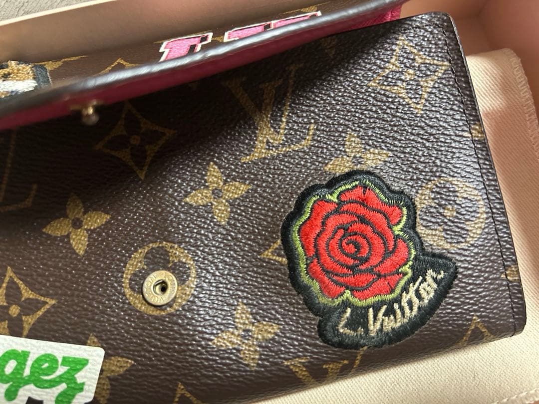 かぁ様　ルイヴィトン　ポルトフォイユ サラ パッチーズ M63318