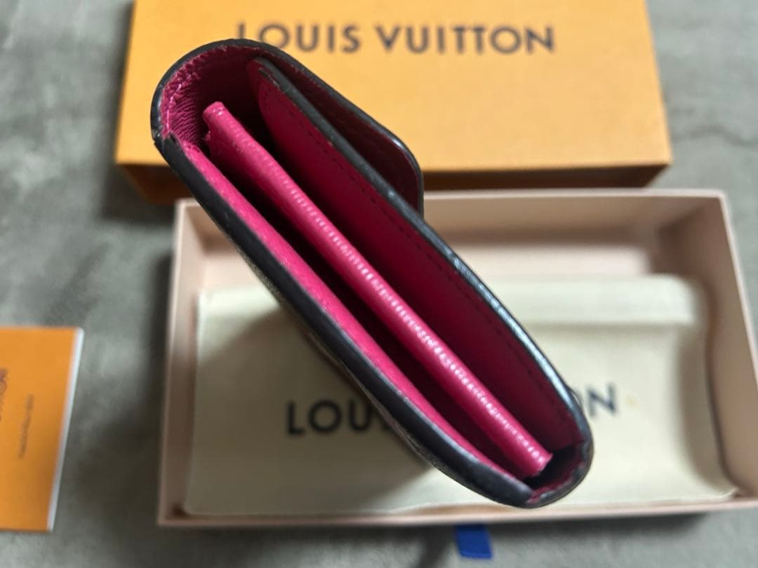 かぁ様　ルイヴィトン　ポルトフォイユ サラ パッチーズ M63318