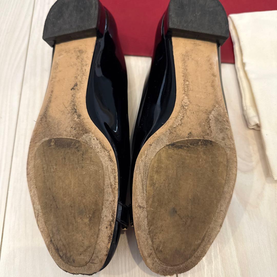 サルバトーレフェラガモ エナメルパンプス