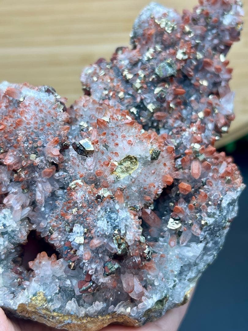 ★希少 フラワー状赤水晶クラスター　ヘマタイトインクォーツ　チャルコパイライト