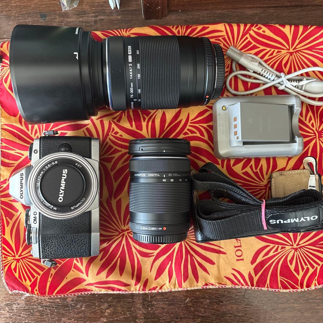 OLIMPUS OMD-EM10ズームレンズ３本 ほか、