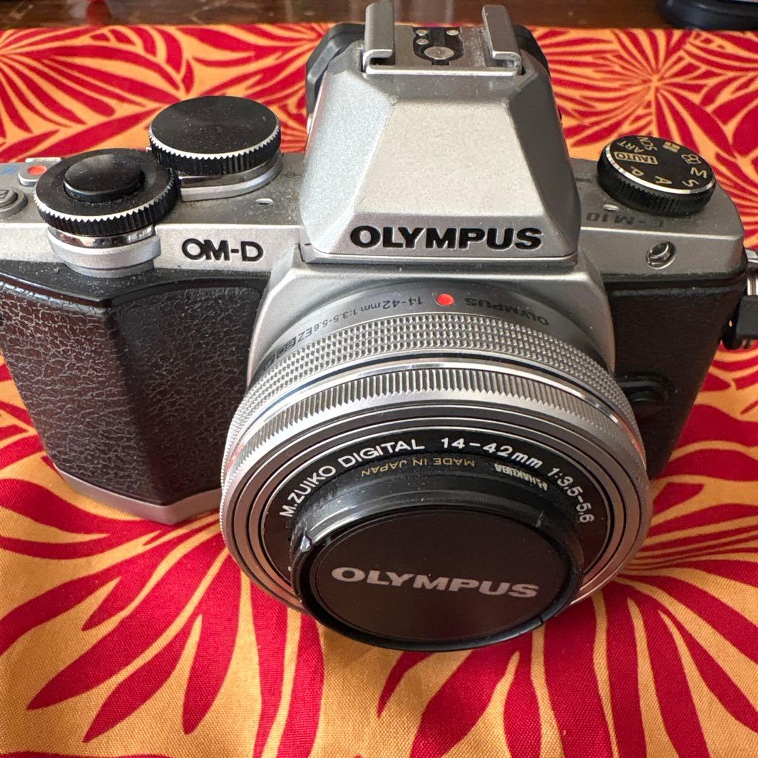 OLIMPUS OMD-EM10ズームレンズ３本 ほか、