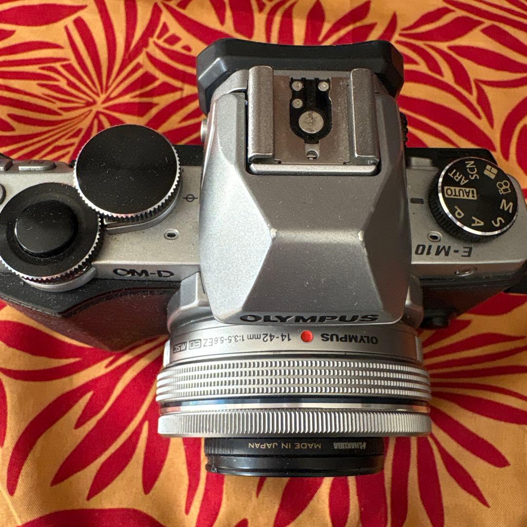 OLIMPUS OMD-EM10ズームレンズ３本 ほか、