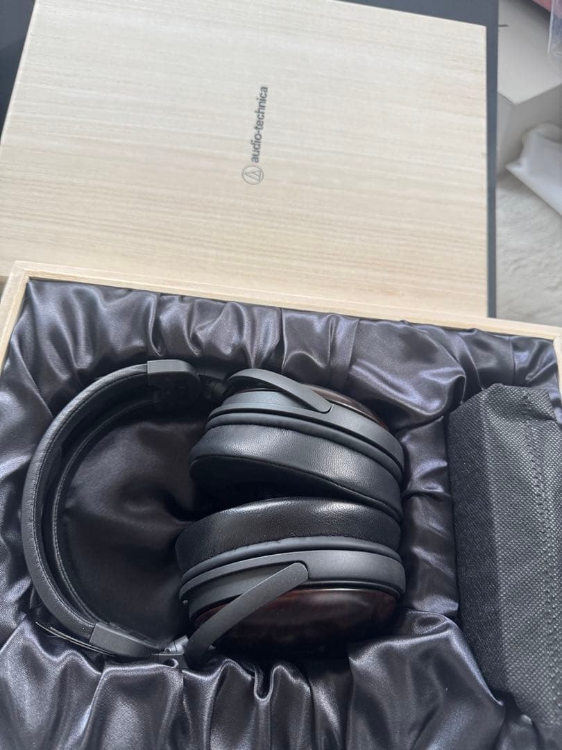 オーディオテクニカATH-AWKT高音質 黒檀材採用 ウッドヘッドホン最終値下げ