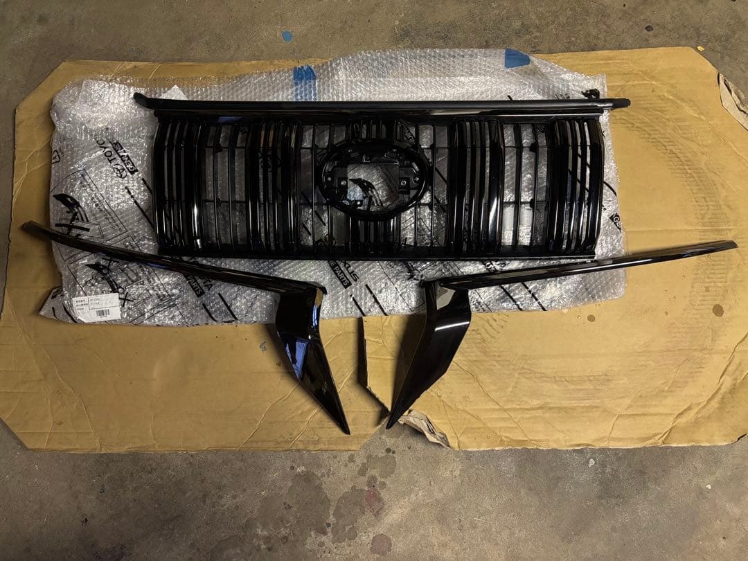 トヨタ ランドクルーザー プラド フロントグリルとリアバンパーガーニッシュ