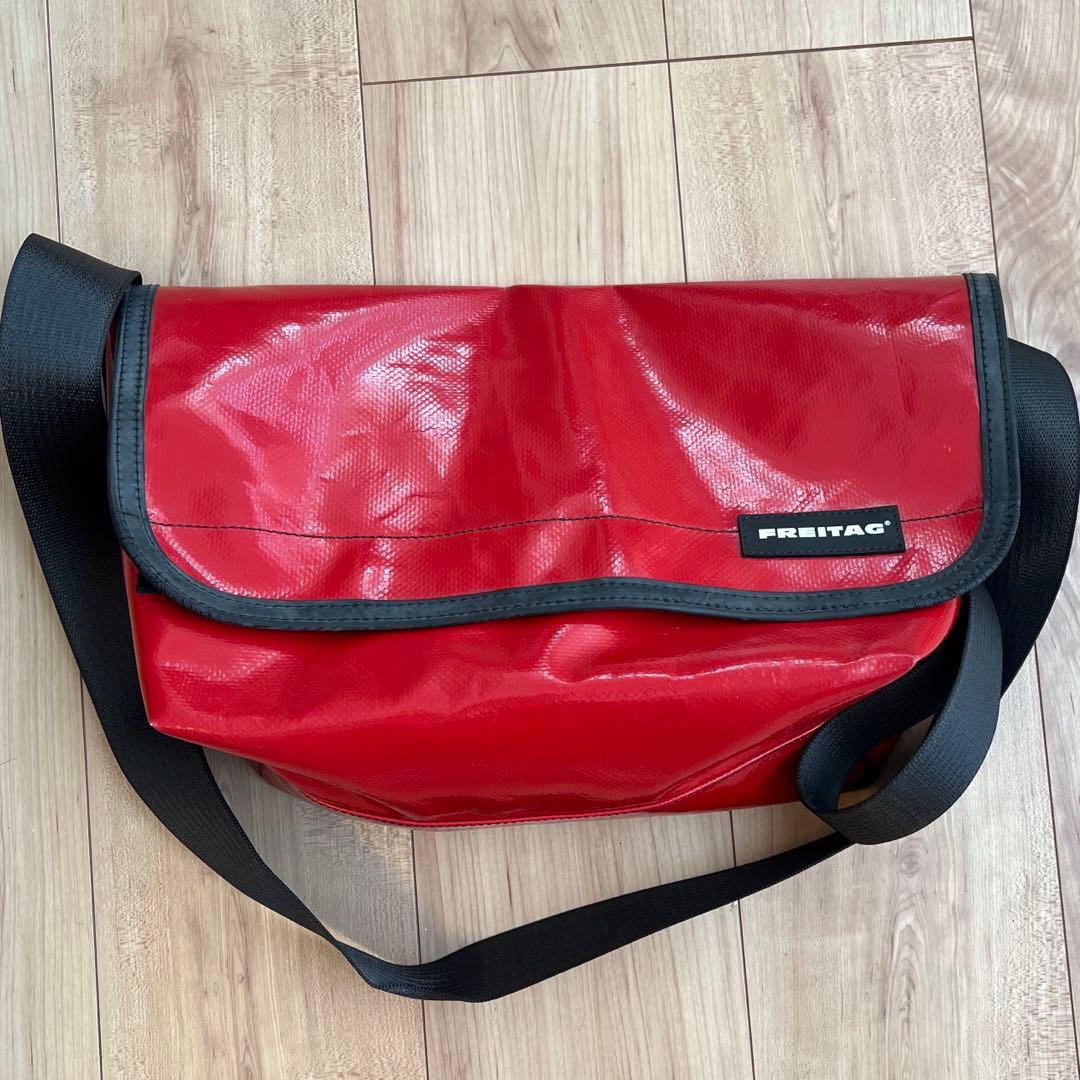 FREITAG フライターグ ショルダーバッグ　メッセンジャーバック　赤黒