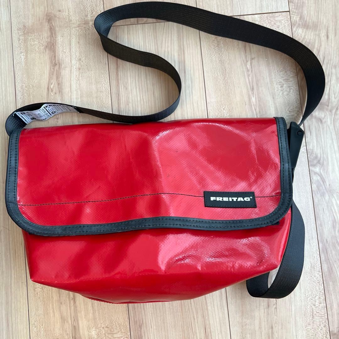 FREITAG フライターグ ショルダーバッグ　メッセンジャーバック　赤黒