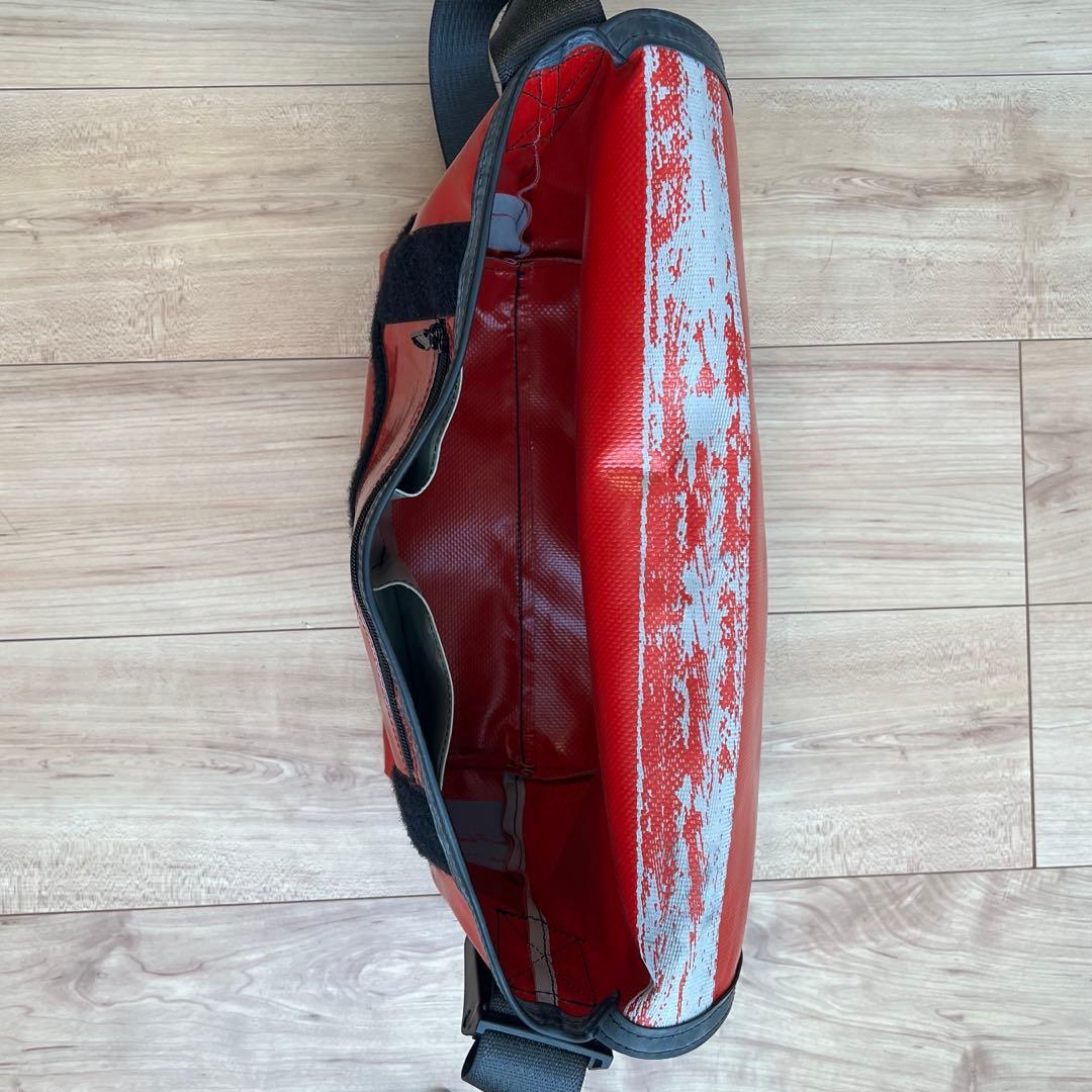 FREITAG フライターグ ショルダーバッグ　メッセンジャーバック　赤黒