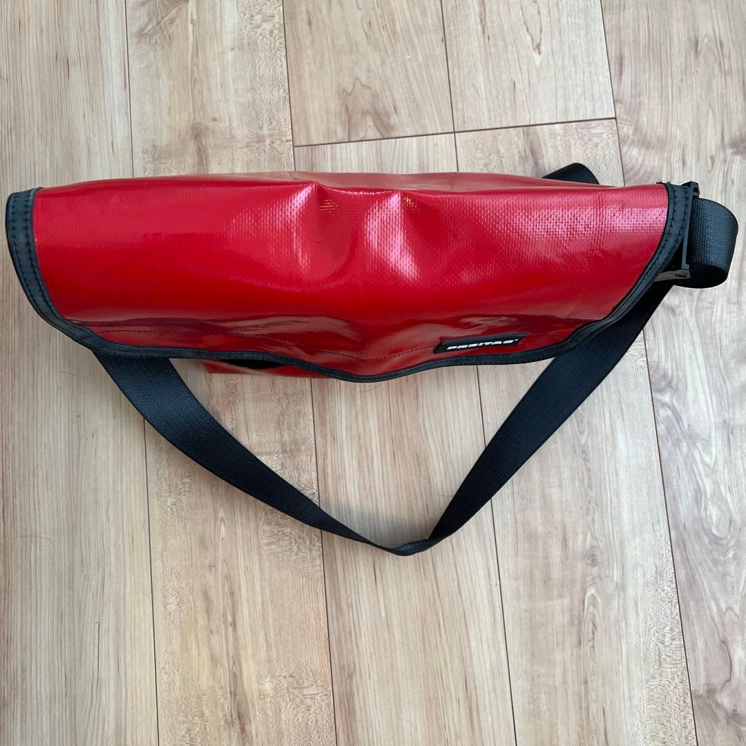 FREITAG フライターグ ショルダーバッグ　メッセンジャーバック　赤黒