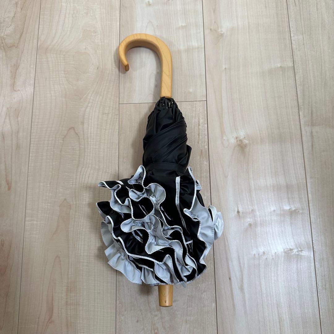 サンバリア100 折りたたみ日傘 ２段折 フリル ホワイト 木曲がり手元