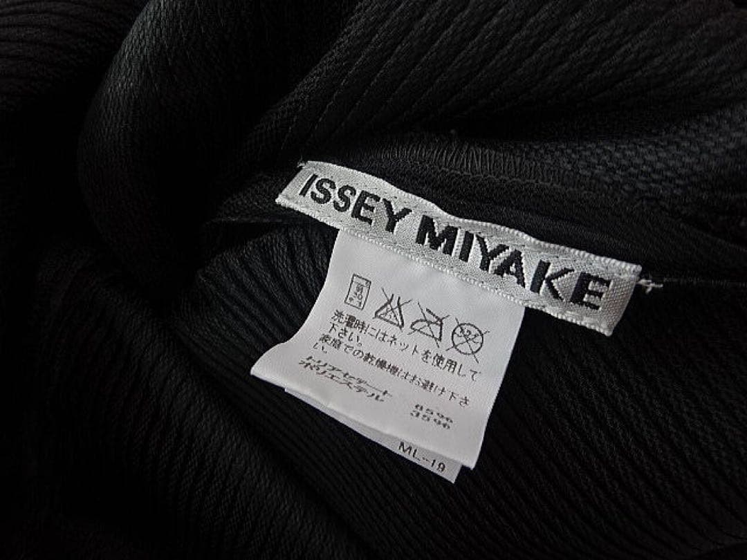 イッセイミヤケ　ロングジャケット　ブラック　プリーツ
