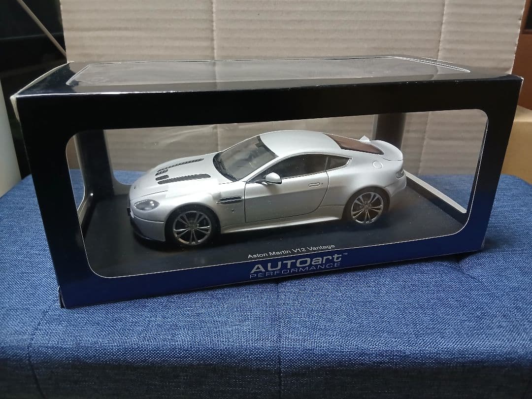 1/18 オートアート アストンマーチン V12 ヴァンテージ シルバー