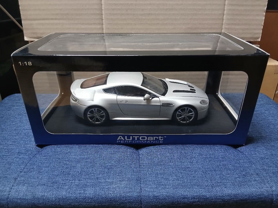 1/18 オートアート アストンマーチン V12 ヴァンテージ シルバー