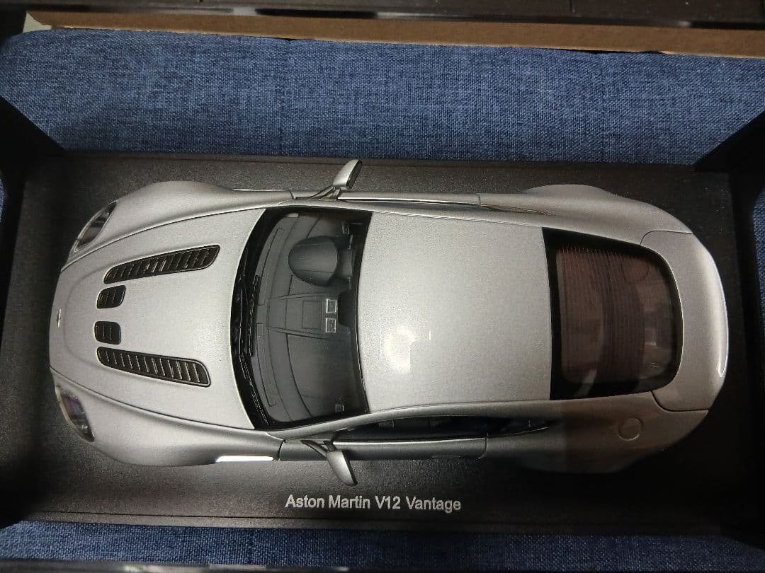 1/18 オートアート アストンマーチン V12 ヴァンテージ シルバー