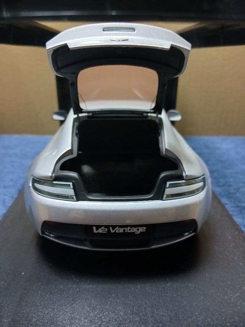 1/18 オートアート アストンマーチン V12 ヴァンテージ シルバー