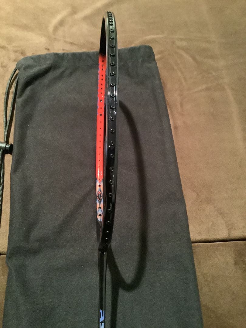 お得！新品未使用！ヨネックス　アストロクス77プロ 4UG5 ガット　グリップ付