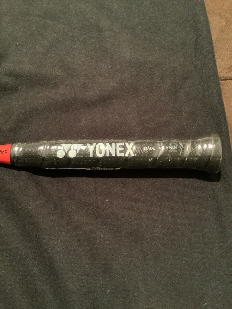 お得！新品未使用！ヨネックス　アストロクス77プロ 4UG5 ガット　グリップ付