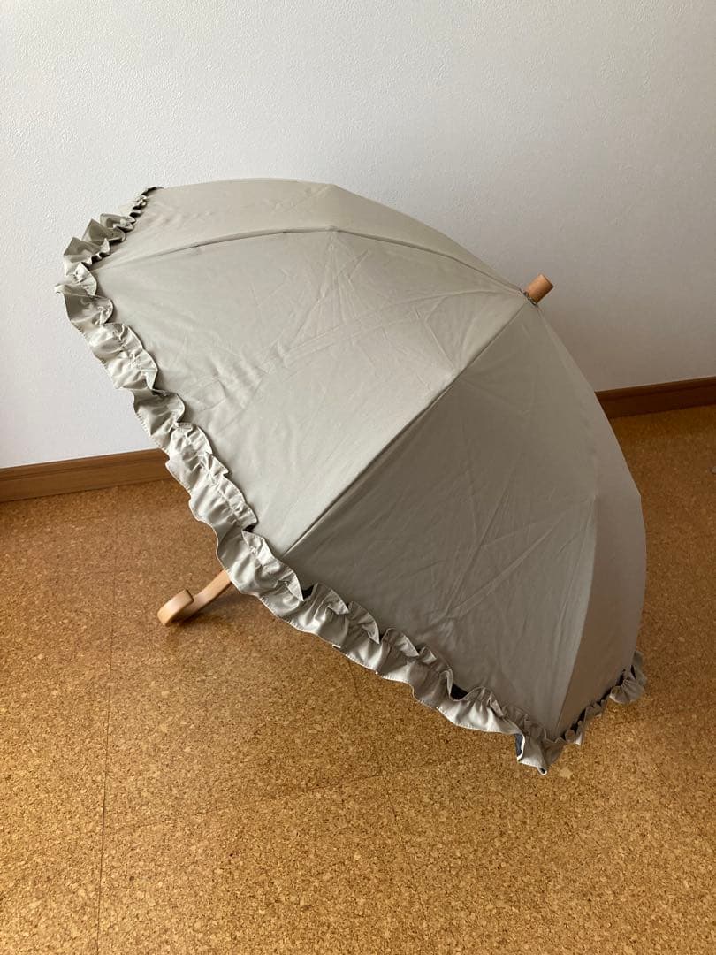 サンバリア100 折りたたみ日傘 ２段折 フリル ベージュ　木曲がり手元