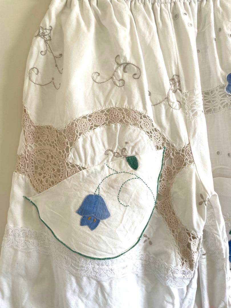 ヴンテージクロスリメイクパンツ　バテンレース 総裏地付き　　青い花刺繍