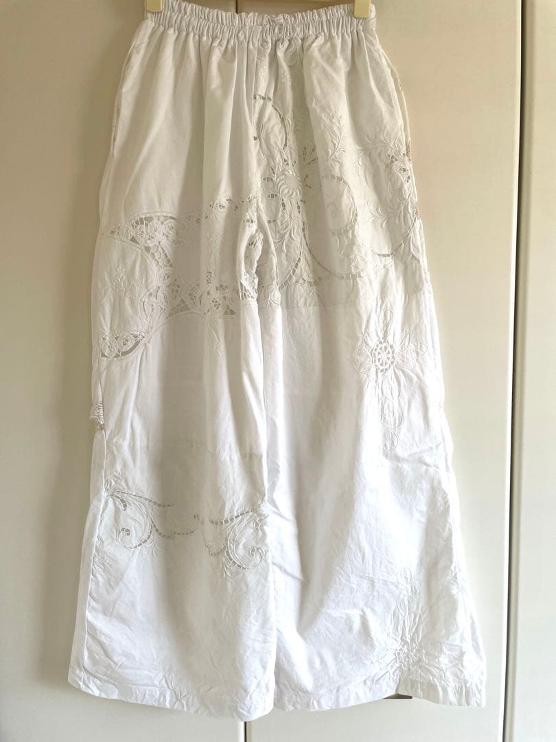 ヴンテージクロスリメイクパンツ　バテンレース 総裏地付き　　青い花刺繍